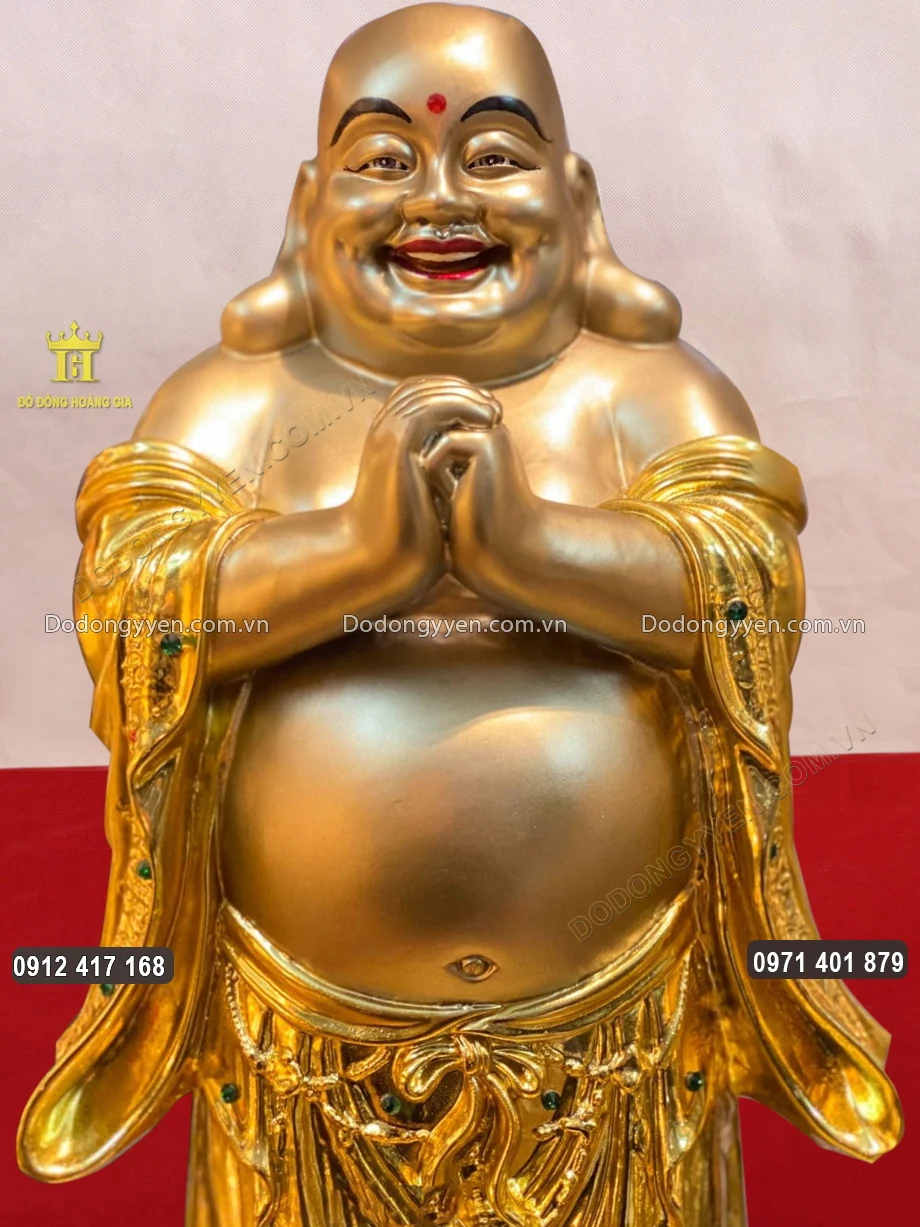 Ngài được đúc với dáng đứng chúc phúc